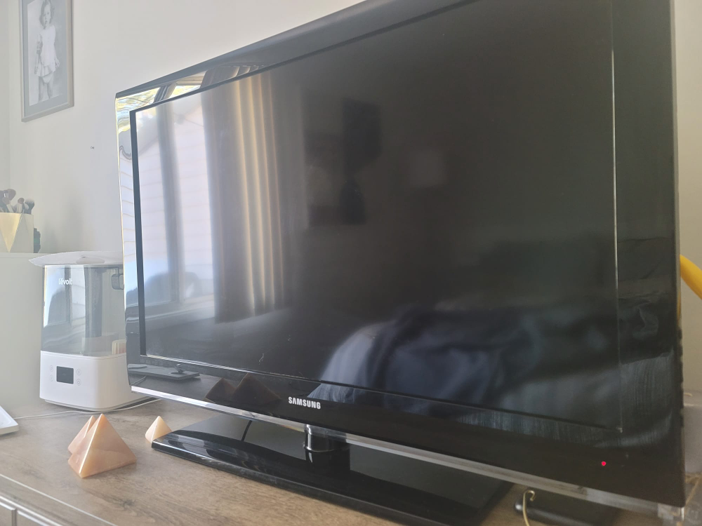 42" Samsung TV