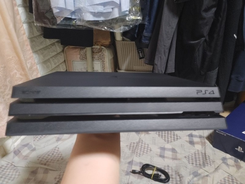 ps4 pro 1TB with 2 controller and 2cd - photo 2