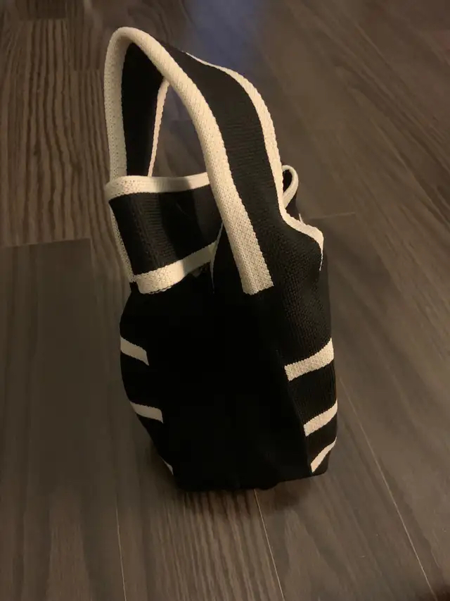 Black stripe knit tote image indicator(2)