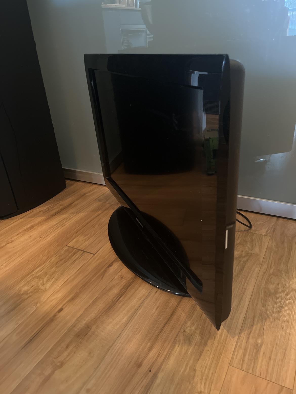 Toshiba high def LCD 32” TV image indicator(2)