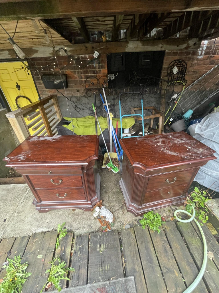 Free Nightstand Set - photo 2