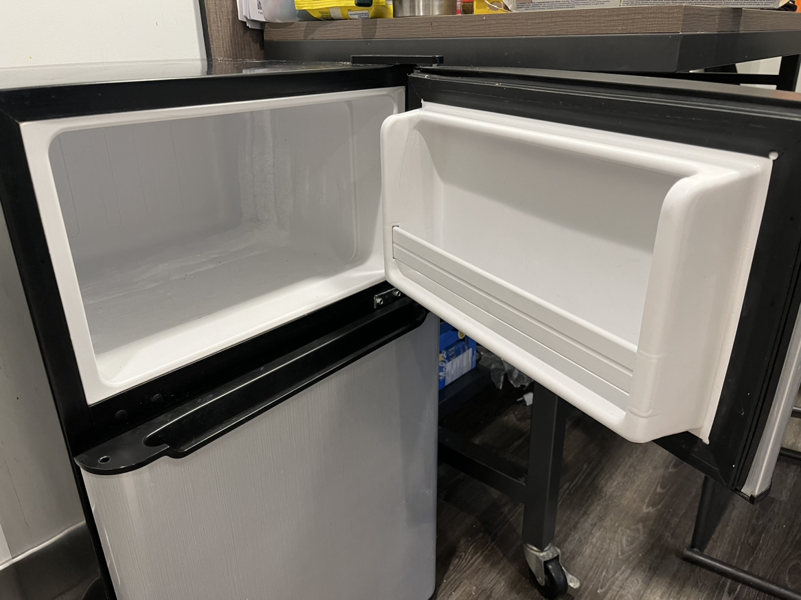 Mini fridge with separate freezer - photo 4