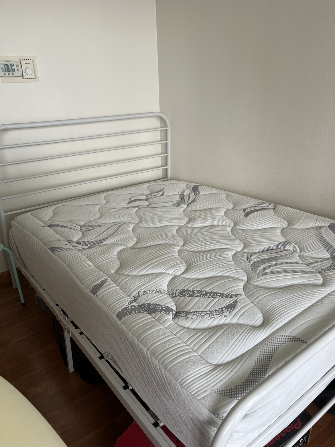Bed and bedframe - photo 2