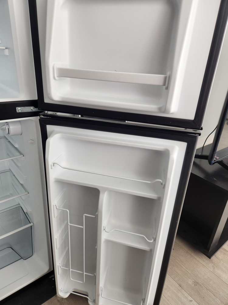 Whirlpool 4.6 cu. ft. fridge and freezer - photo 5