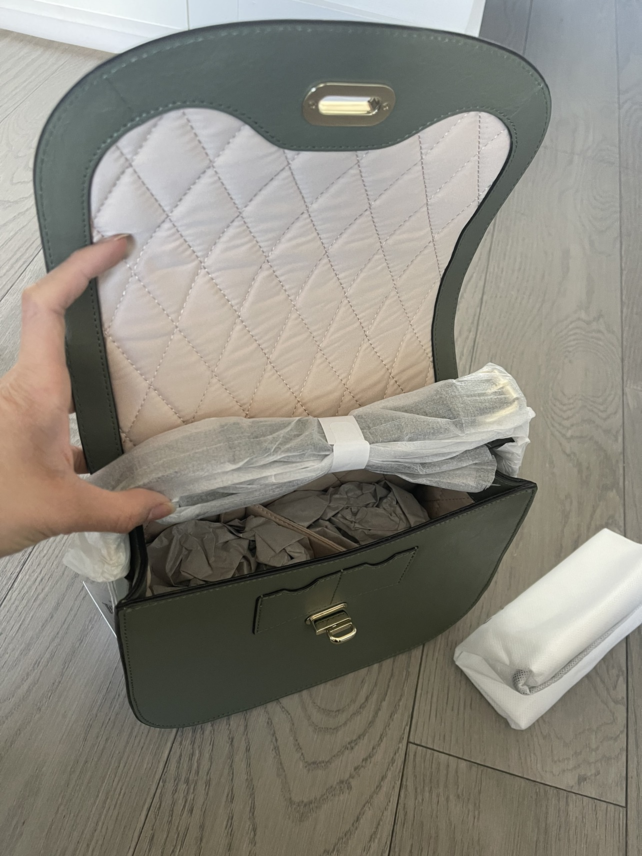 Lo & Sons Claremont Camera Bag in Sage Green image indicator(2)