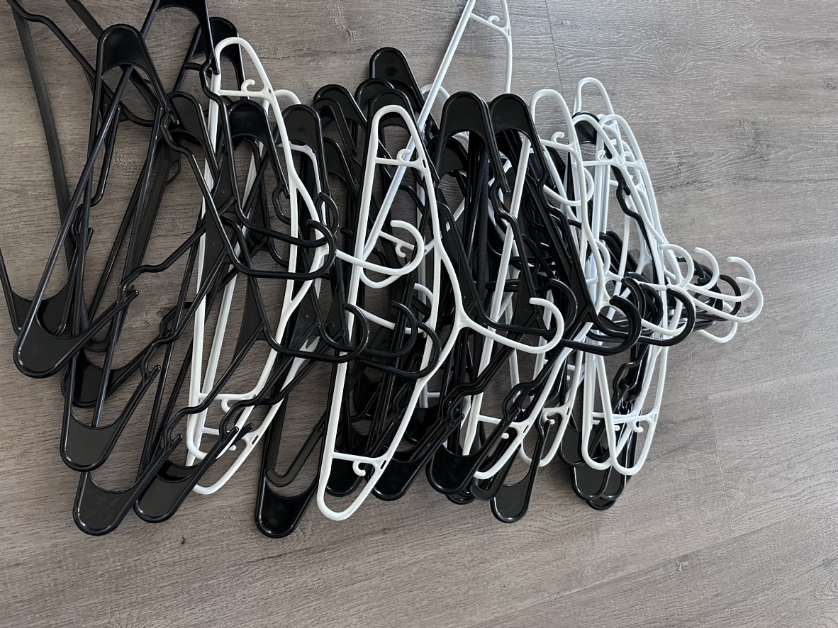 Black and White Plastic Hangers (80 Pieces)