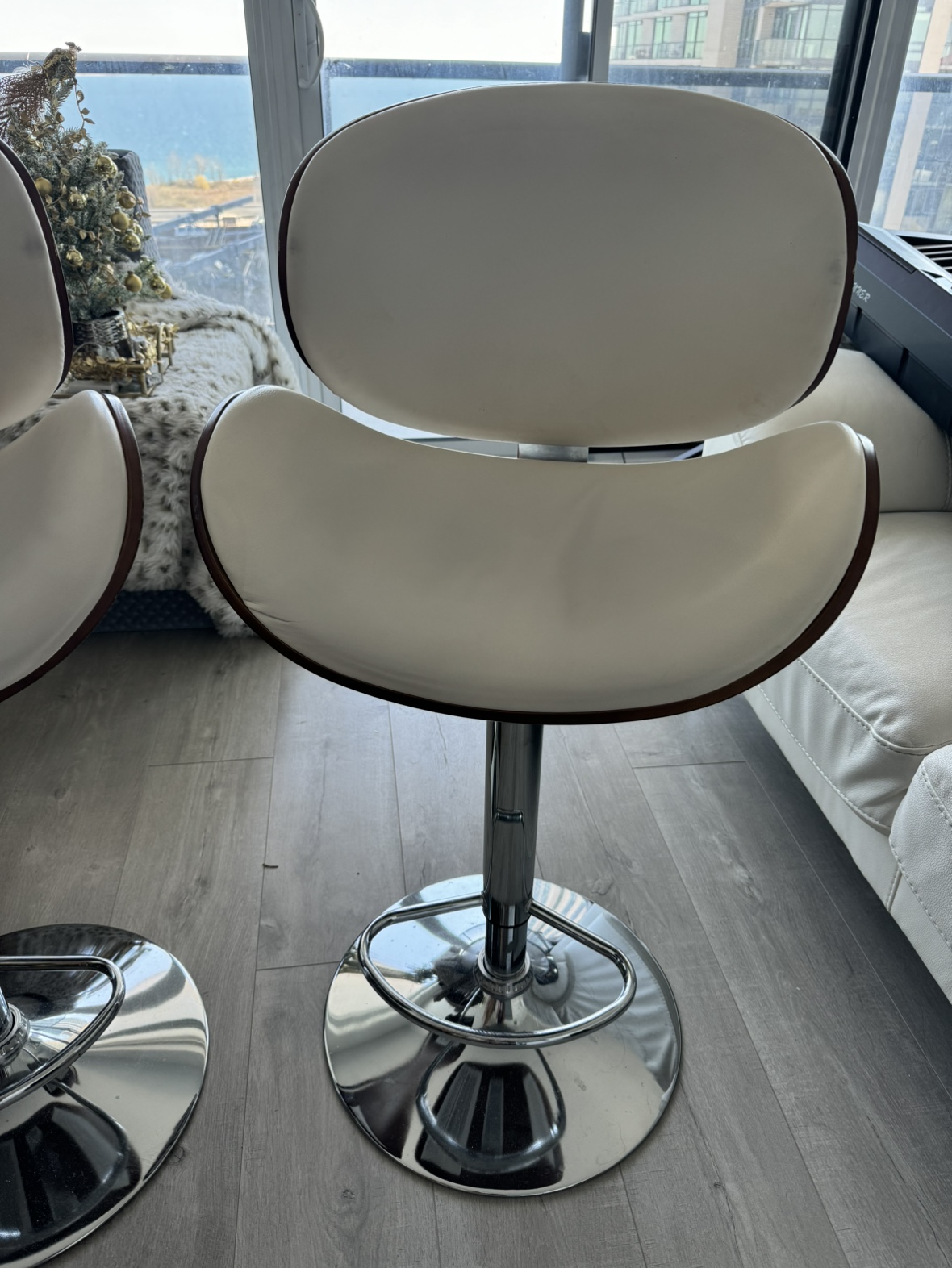 Bellatier Adjustable Heigh Barstool - photo 2