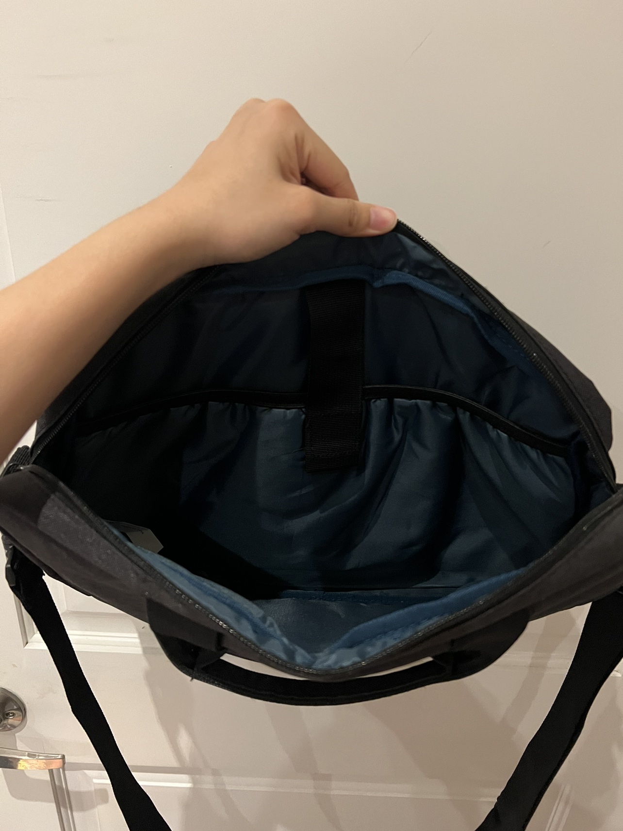 NEW Lenovo 15.6” Laptop Carrying Messenger Bag image indicator(2)