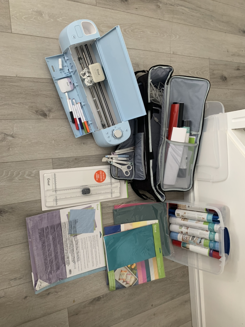 Cricut explore air 2 + supplies