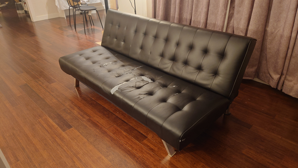 Black sofa bed (futon)