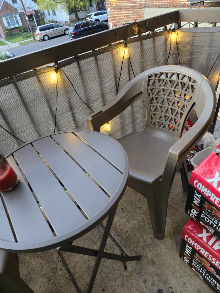 outdoor table and four plastic chairs - photo 2
