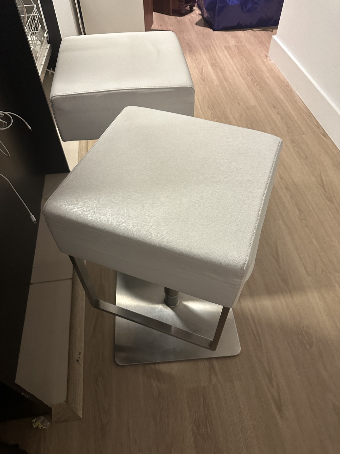 White stools - photo 2