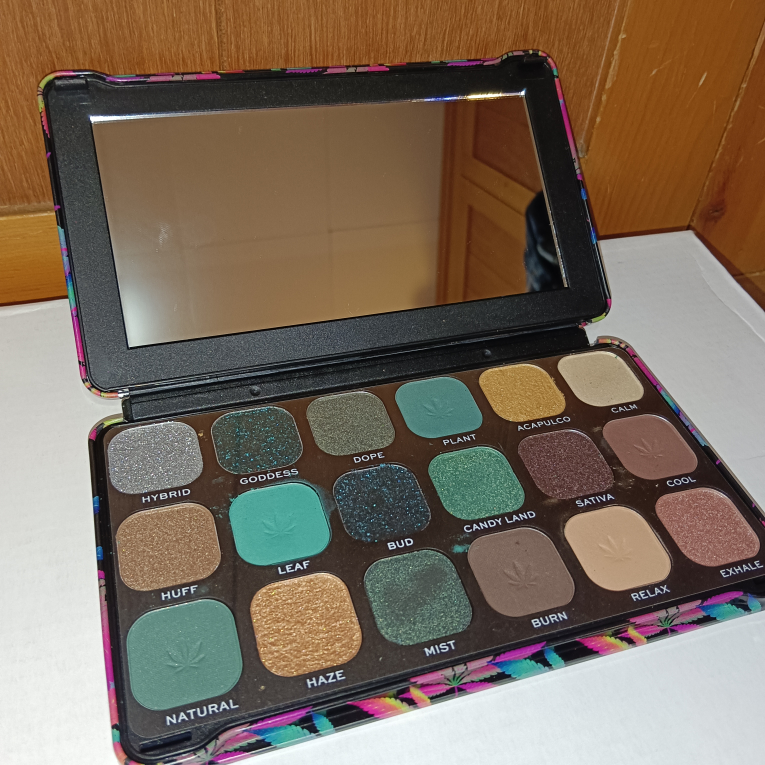 Revolution Chilled Eye Shadow Palette - photo 3