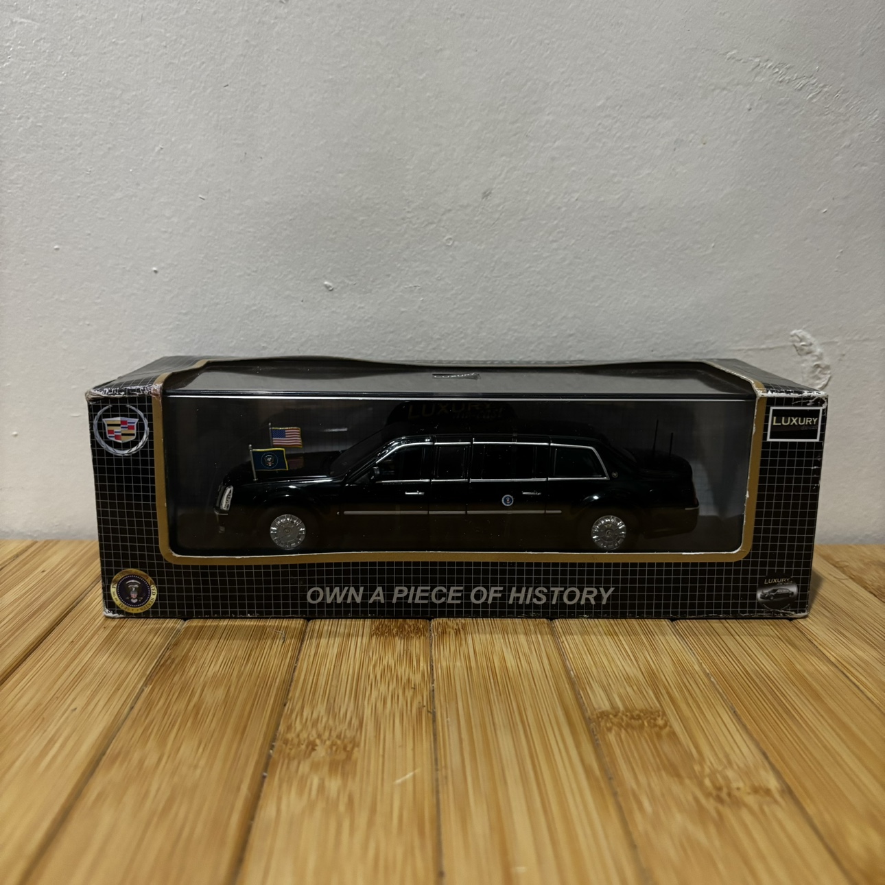 Luxury Diecast 1:43 Presidential Edition Cadillac 2009 thumbnail