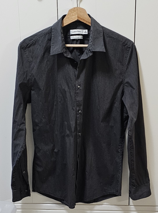 Calvin Klein men's button-up body fit shirt