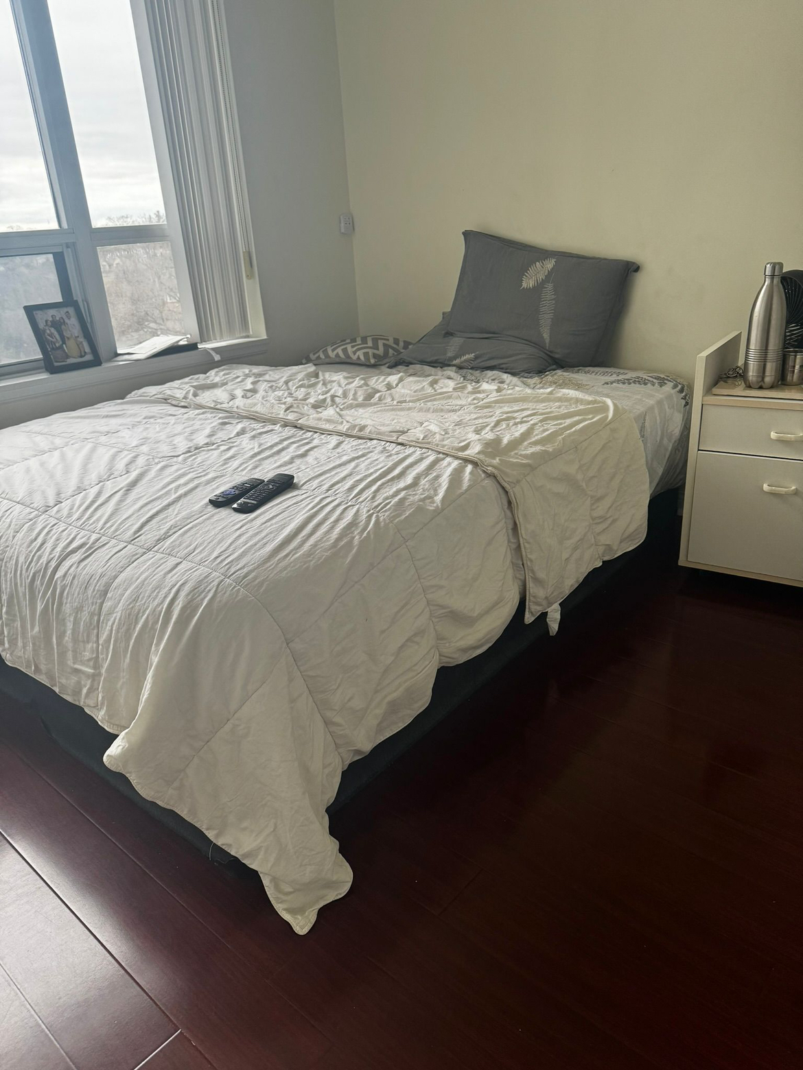 Queen size mattress with split queen size bed box - photo 3