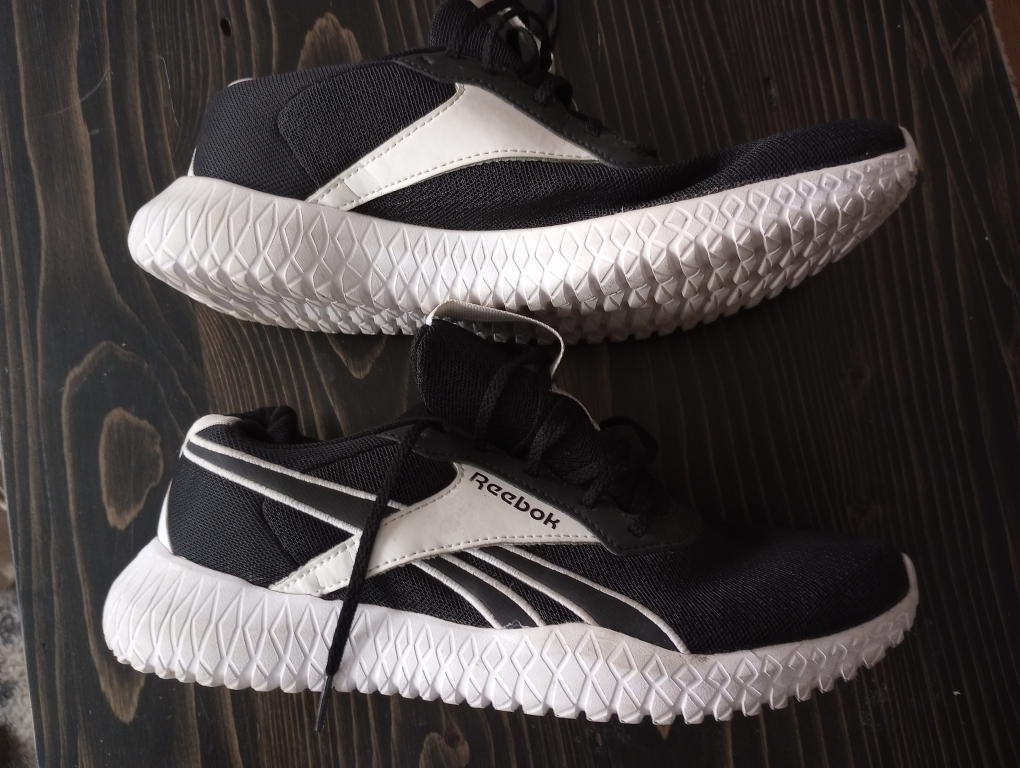 Reebok Running Shoes for women  Size 7 thumbnail