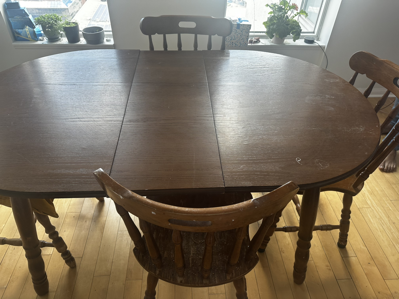 Neat wooden table