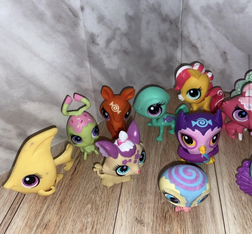 Littlest Pet Shop Generation 4 Pets Bundle of 17 image indicator(5)
