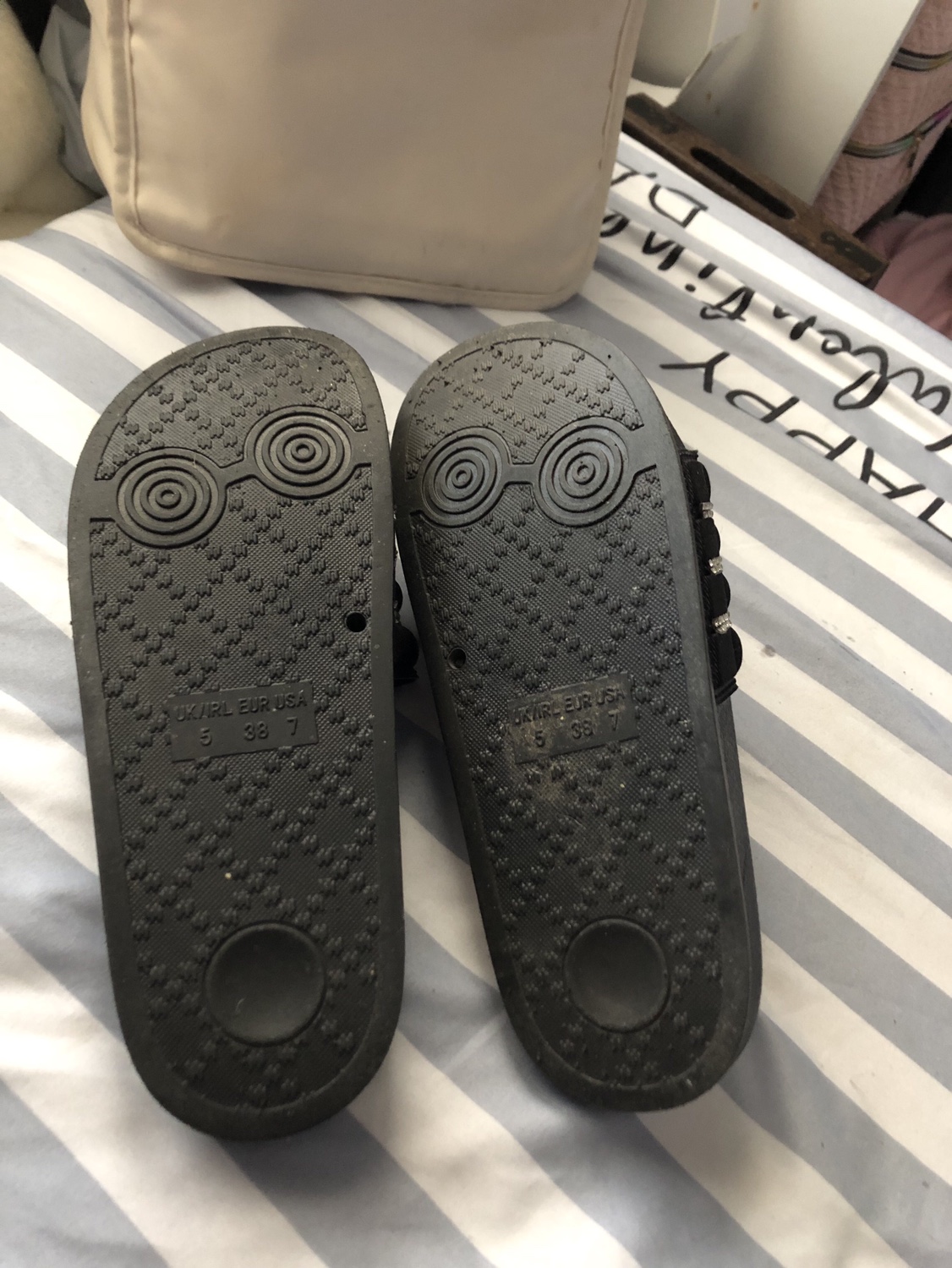 Size 7 women’s slides image indicator(4)