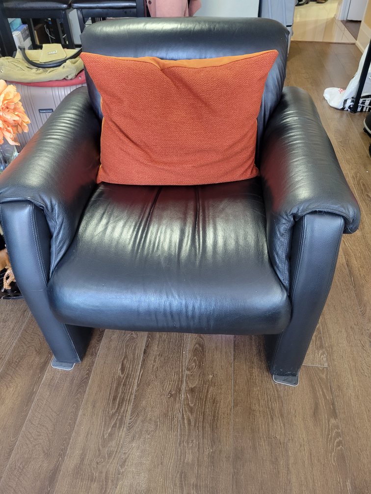 Pair of Black Leather Single Sofa Chairs - photo 3
