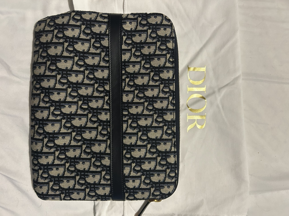 Dior Travel Pouch image indicator(4)