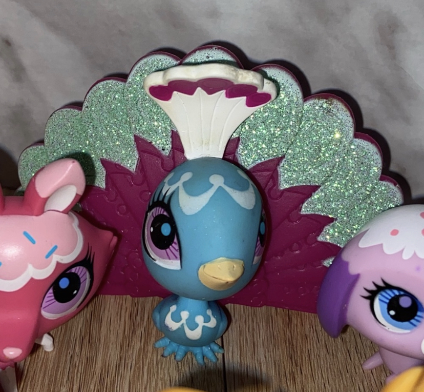 Littlest Pet Shop Generation 4 Pets Bundle of 17 image indicator(3)