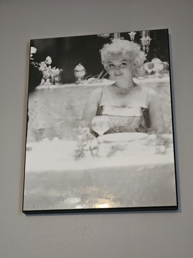 Marilyn Monroe picture on wooden frame - photo 2