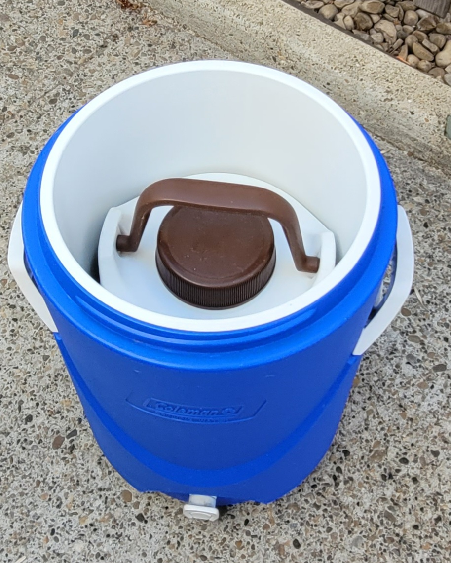 Coleman 5 gallon team insulated cooler like new, bonus cooler image indicator(2)