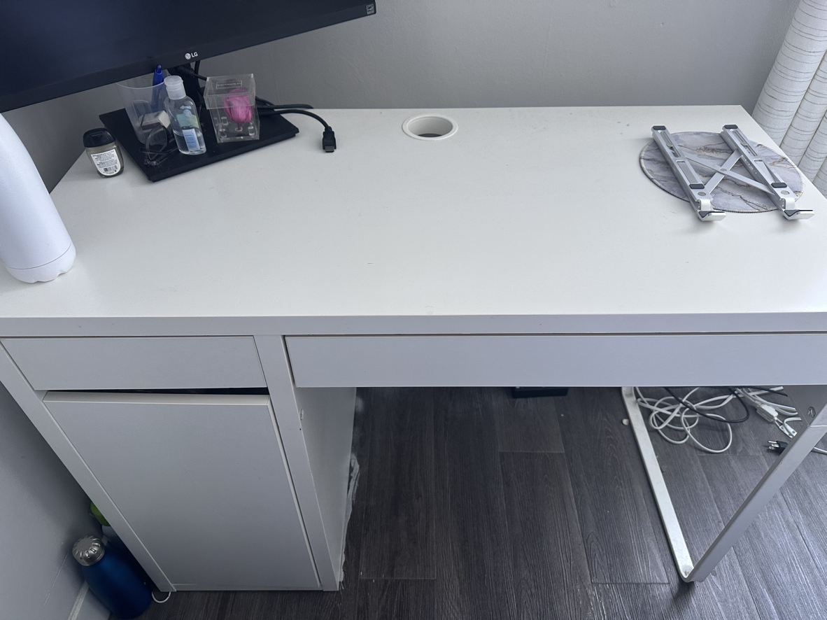 Selling this white ikea desk
