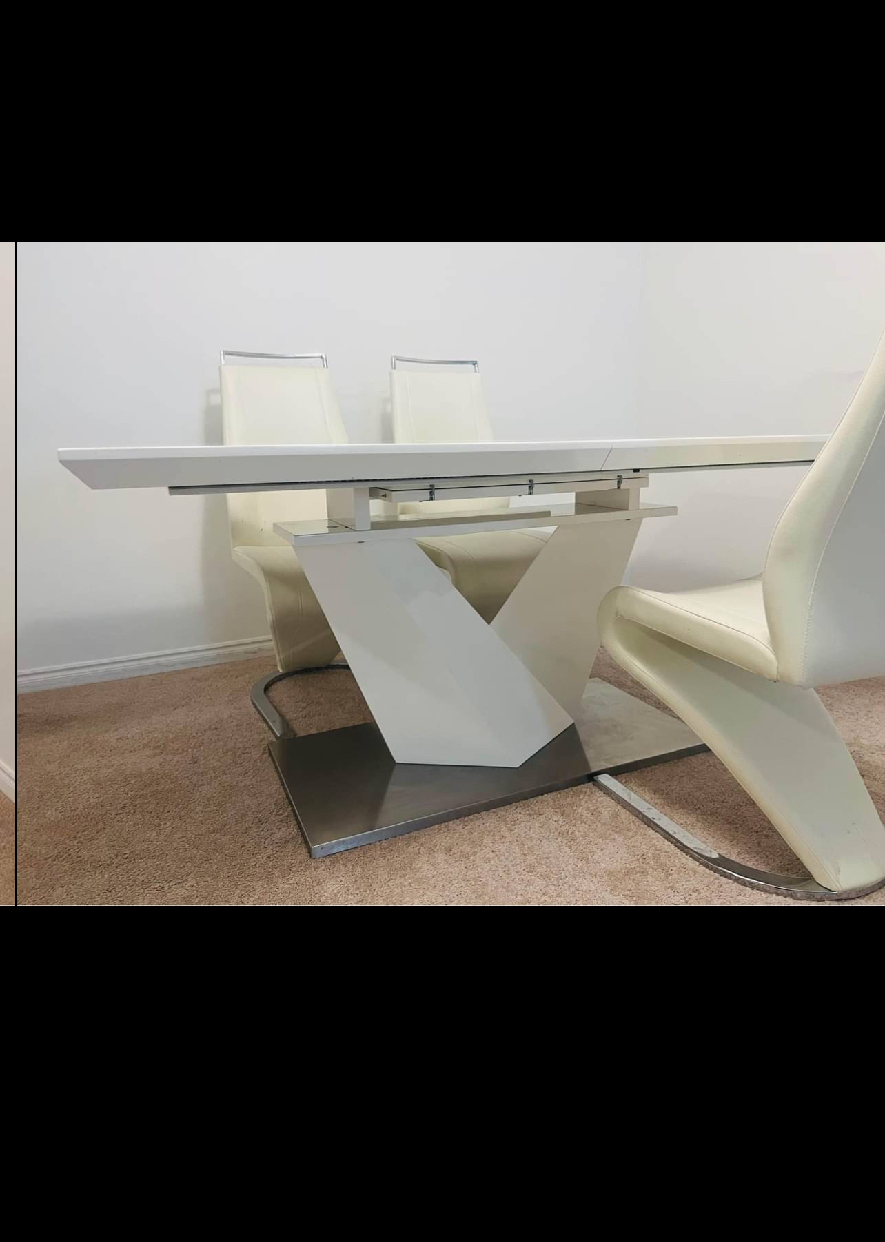 Dinning Table Excellent Condition image indicator(6)