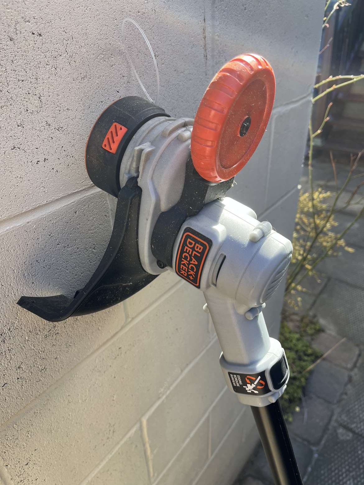 Cordless Black and Decker Weed Wacker - photo 3