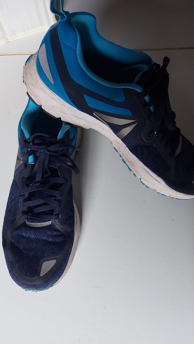 Reebok Distance 2.0 shoes Size 9.5 - Like NEW image indicator(3)