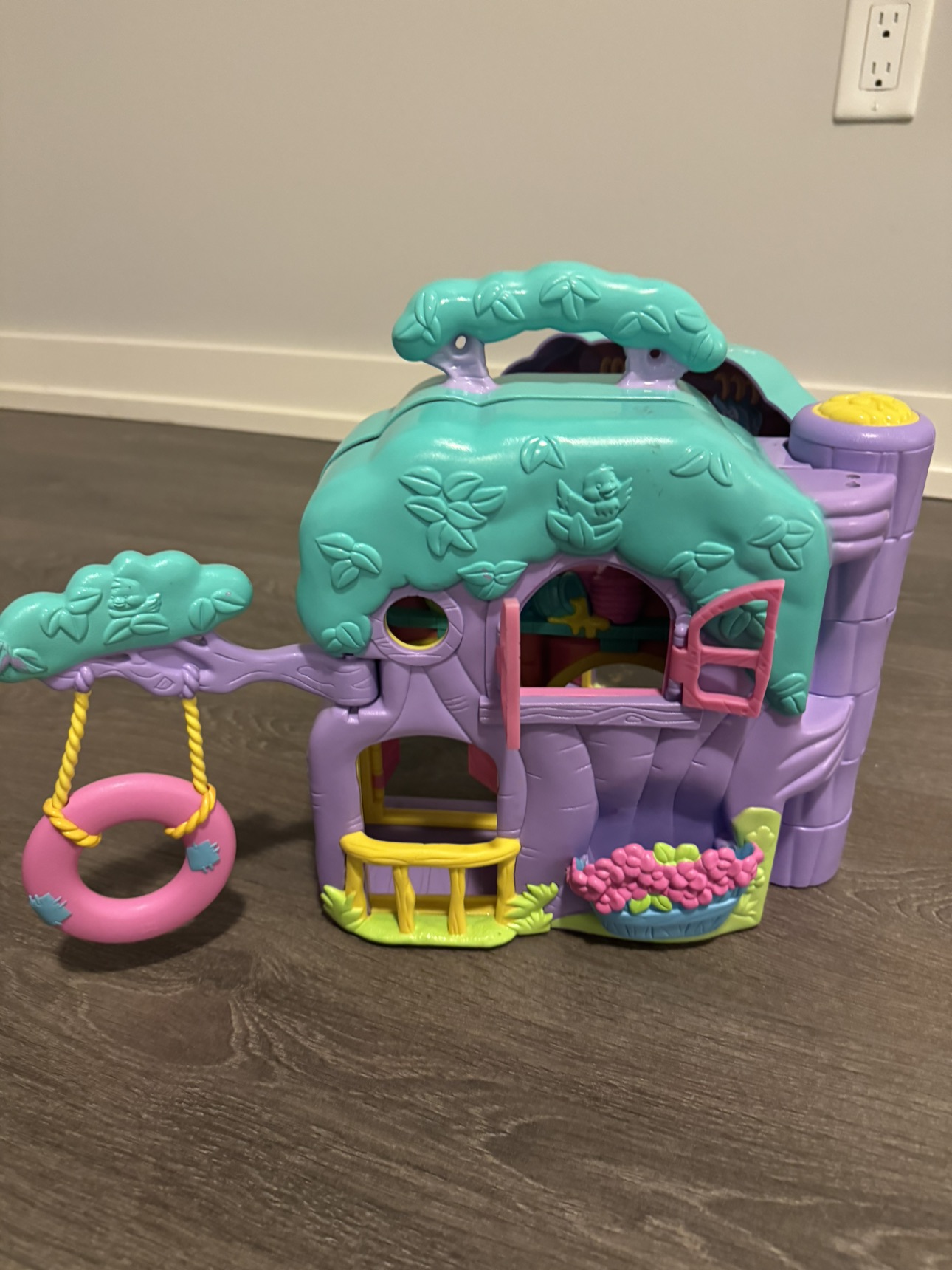 Vintage Winnie the Pooh playhouse - no figurines thumbnail