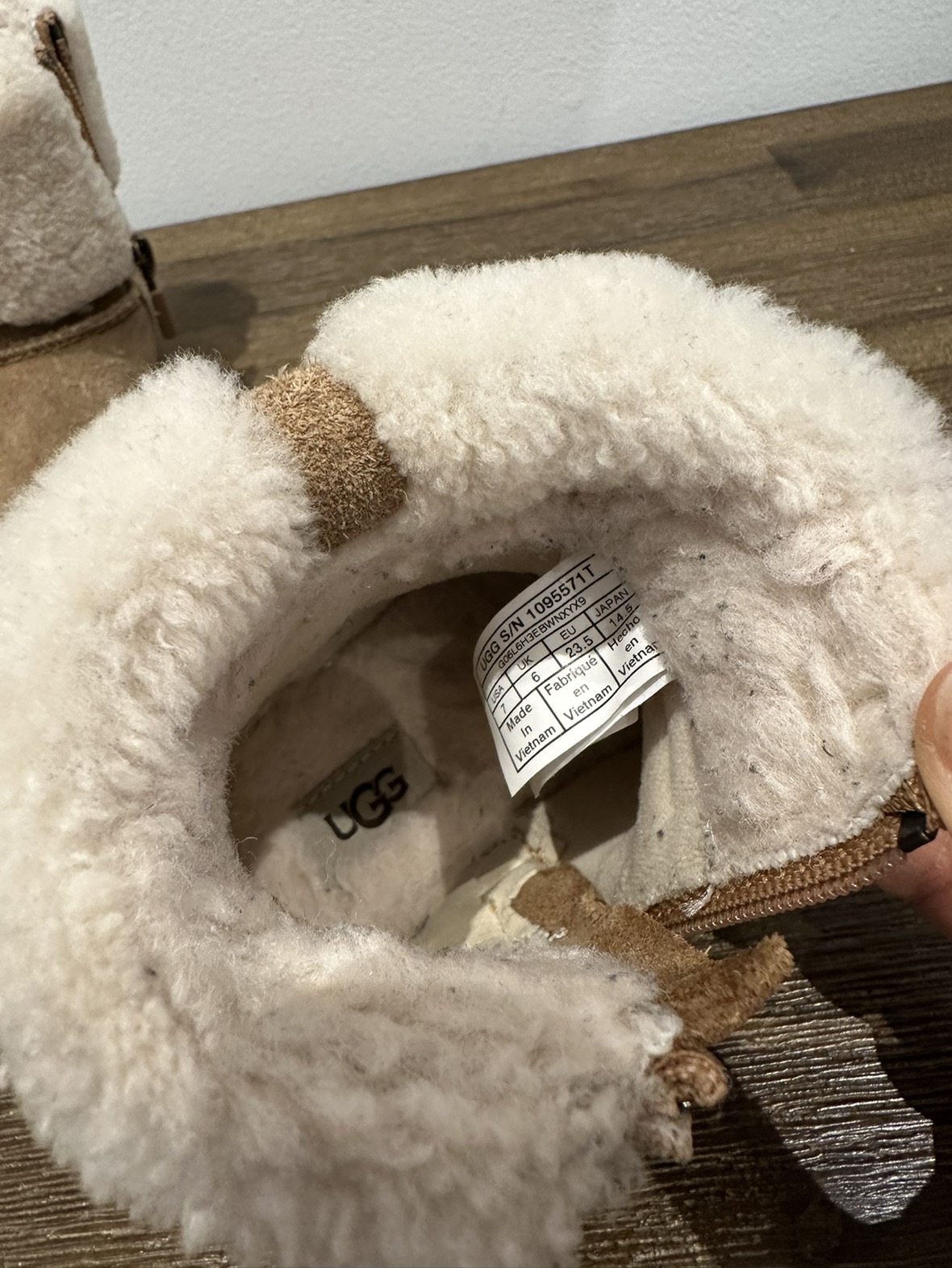 Toddler Ugg boots size 7 image indicator(4)