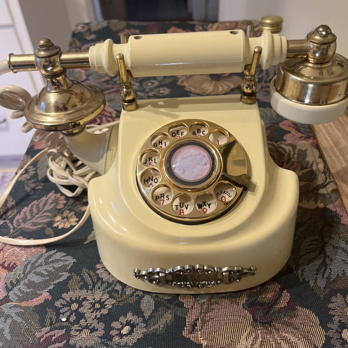 Antique landline made in Korea thumbnail