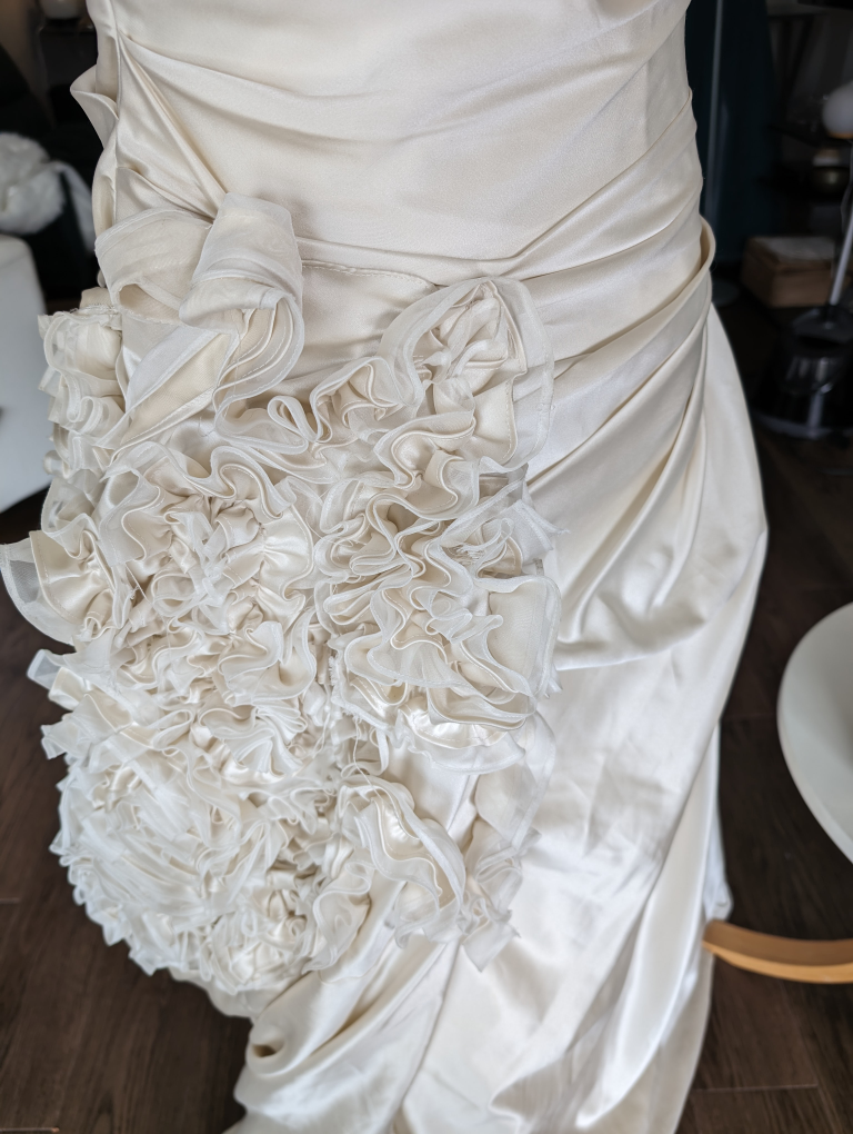 women's bridal dress gown 3D flowers - photo 4