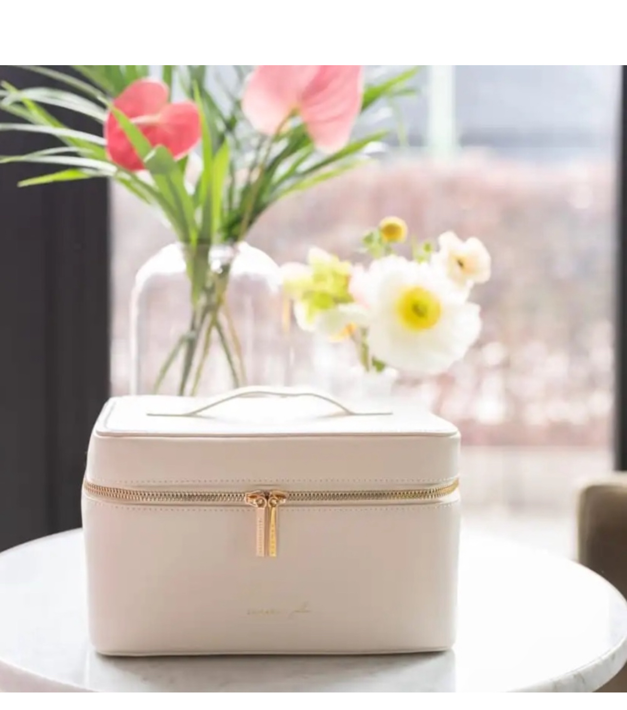 Samara: The Jilly x Samara Makeup Case image indicator(2)