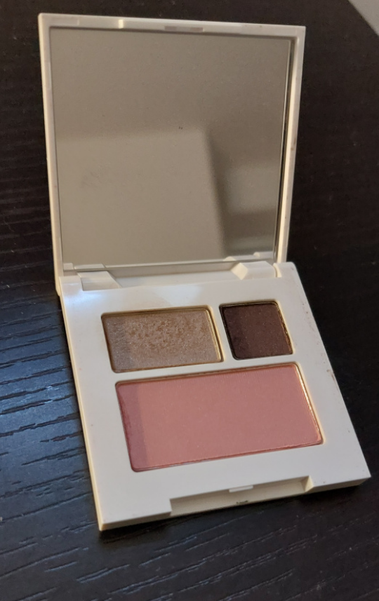 Clinique Blush and Eyeshadow Palette image indicator(2)
