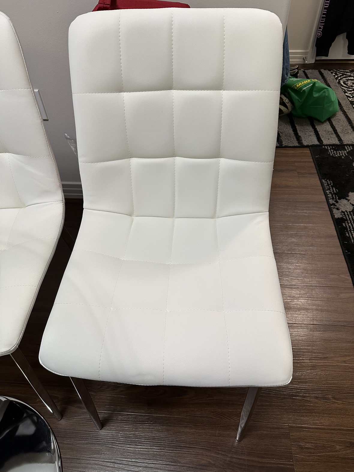 Round Glass Table w/2 chairs image indicator(4)