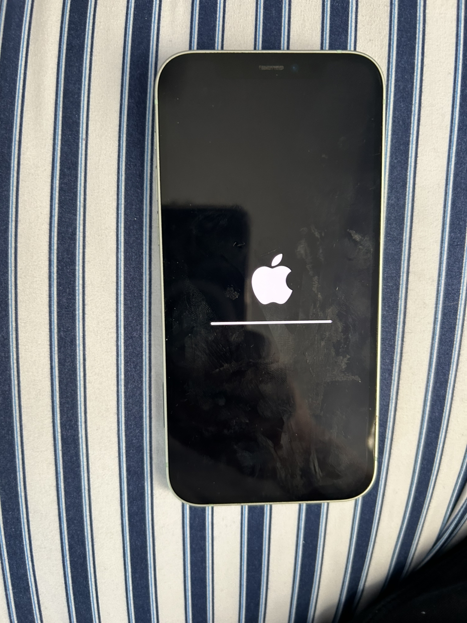 I Phone 12  64 Gig zero scratches - photo 3