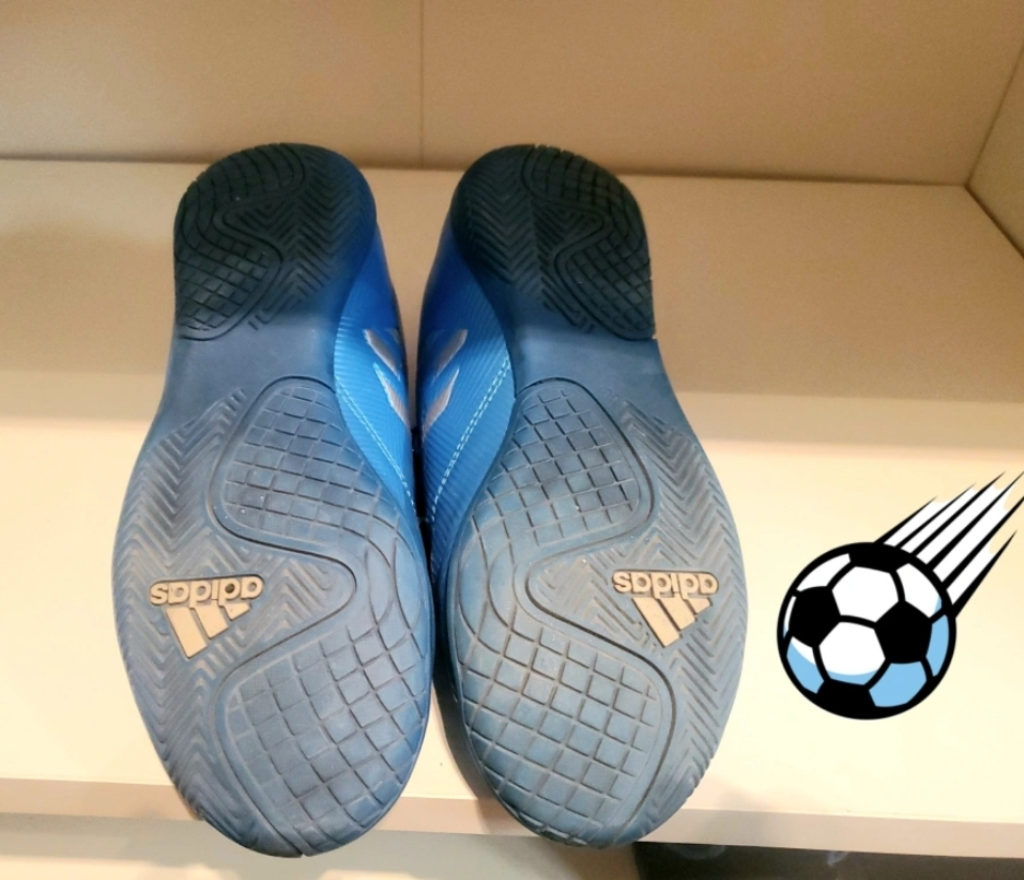 Adidas Soccer indoor shoes kids size 2. image indicator(3)