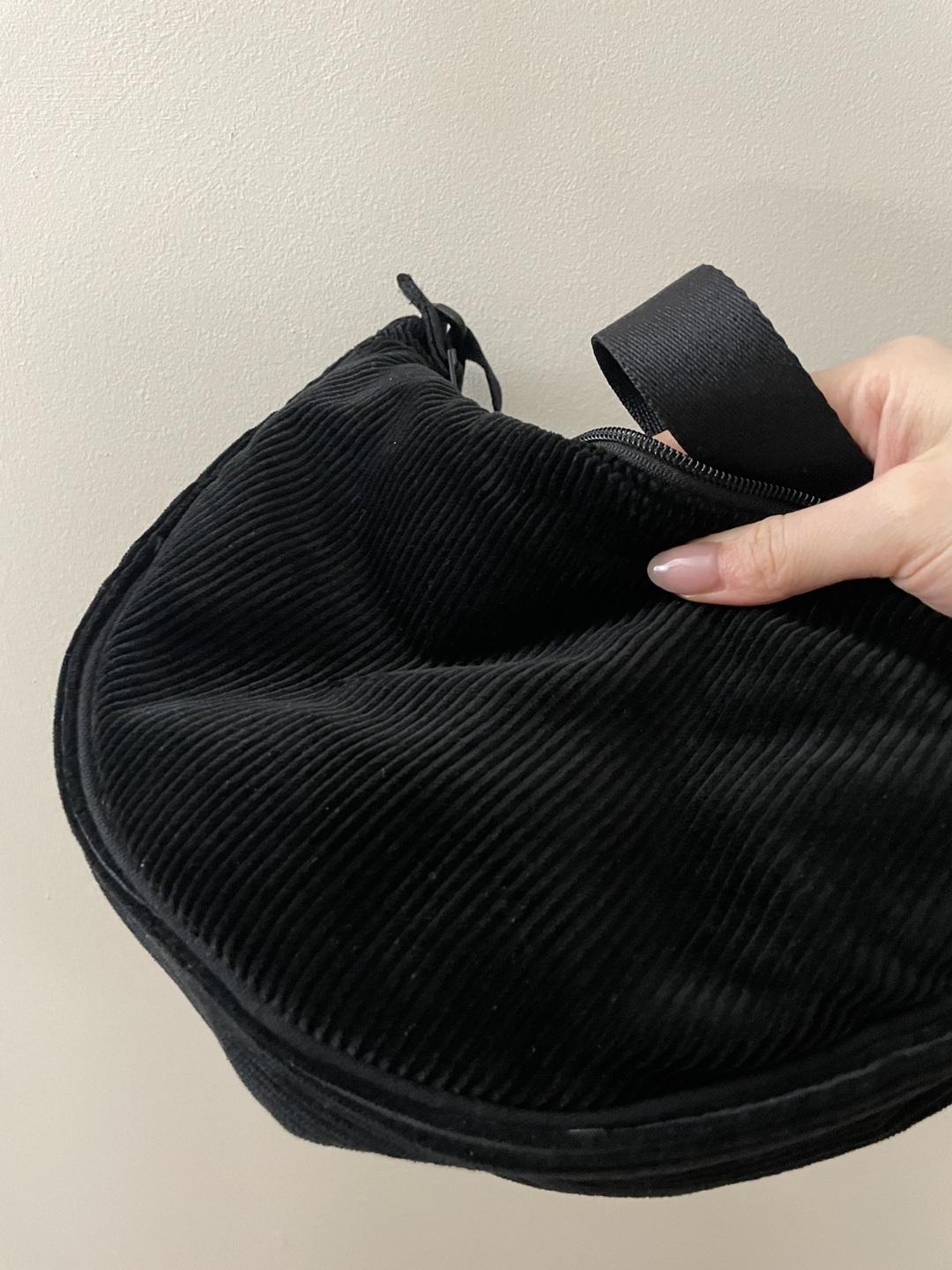Black round mini shoulder bag corduroy. Uniqlo - photo 2