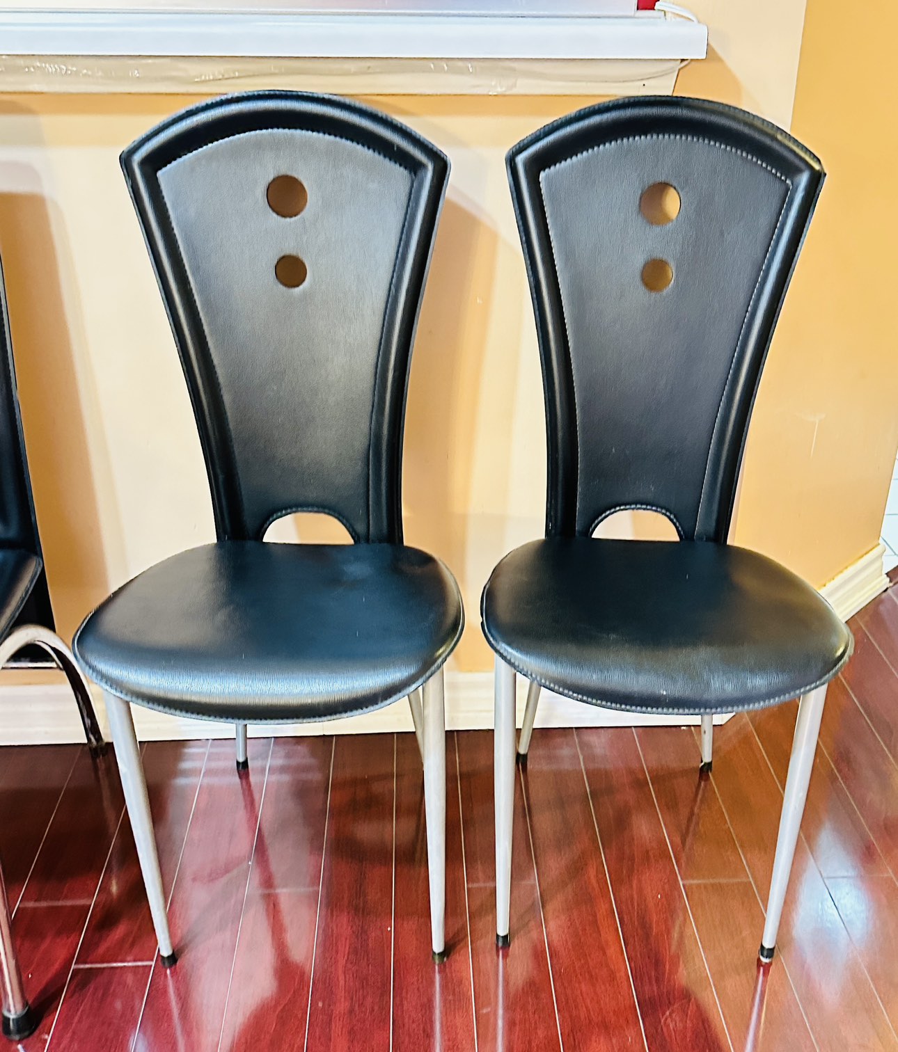 2 Dining chairs only 13$ - photo 2