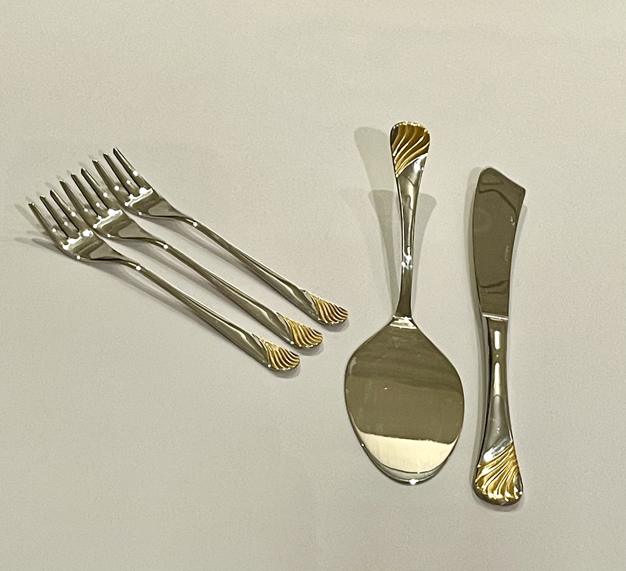 Gottinghen Cake Plate & Silverware Collector Set image indicator(3)