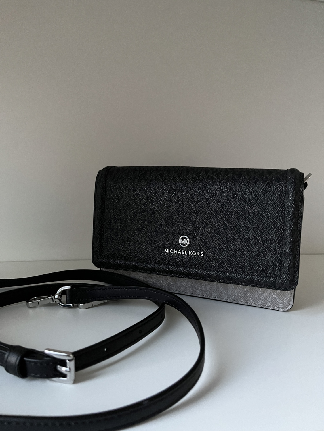 *LIKE NEW* Michael Kors Phone Crossbody