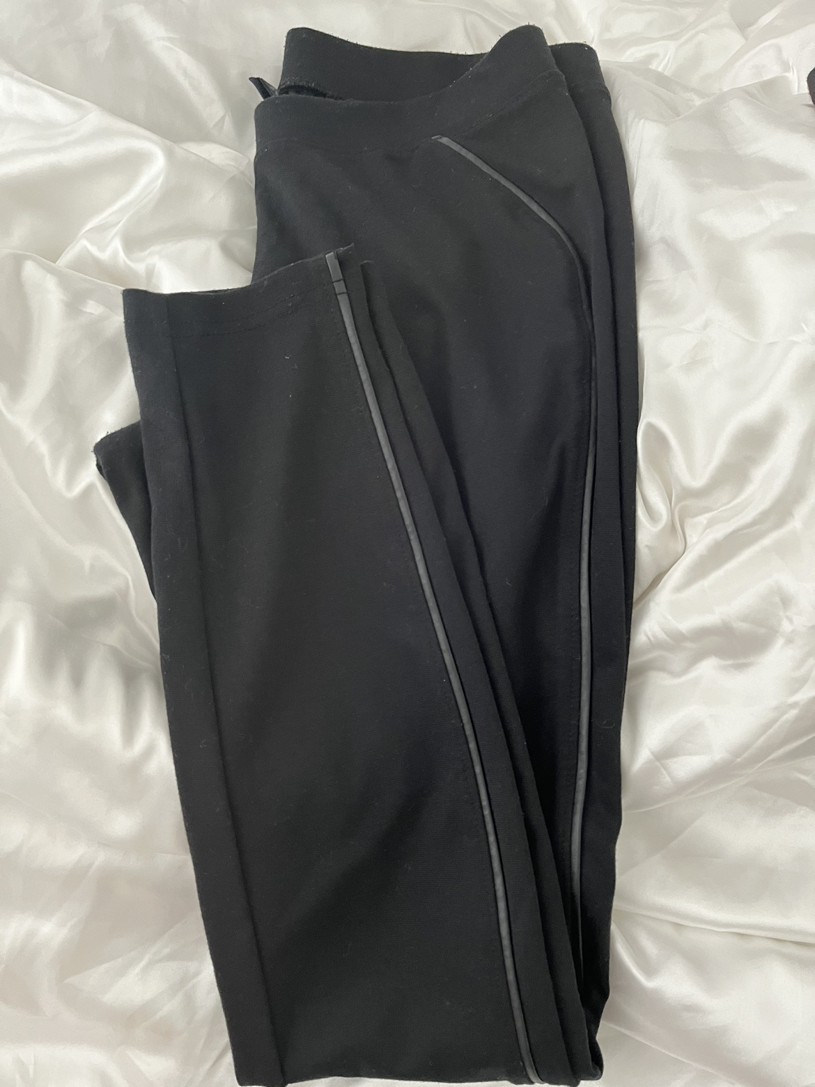 2 black leggings pants image indicator(3)