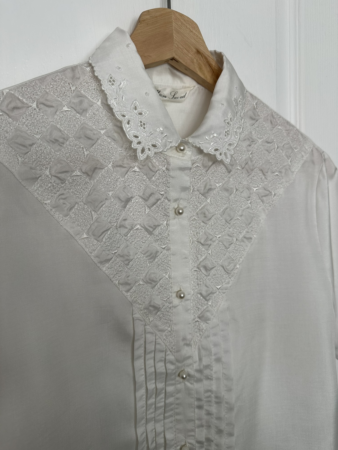 Short sleeved blouse • embroidered collar • ivory • vintage look image indicator(4)