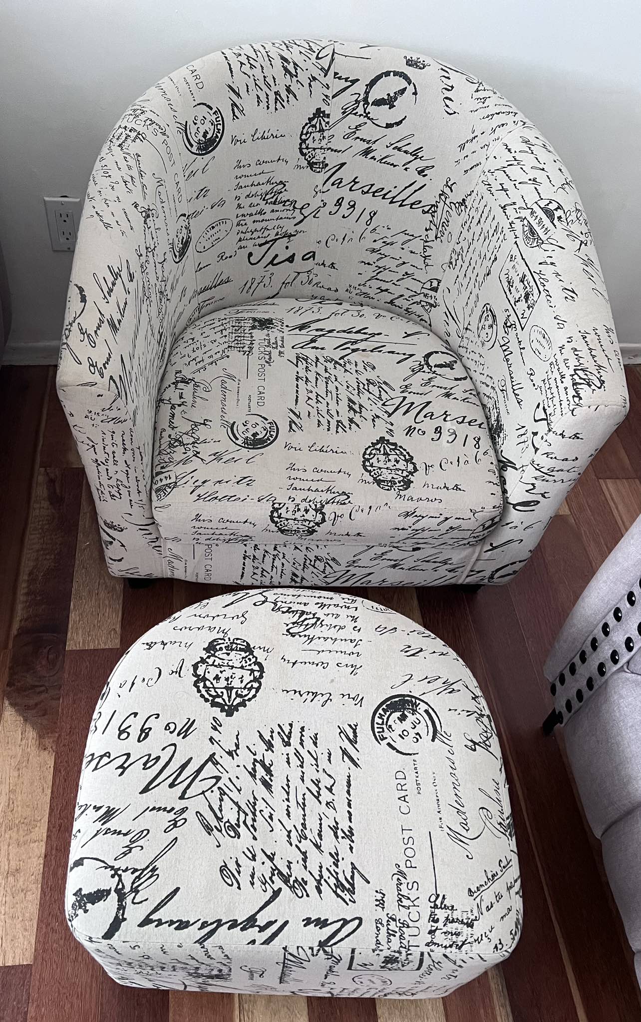 Tub chair with foot stand
