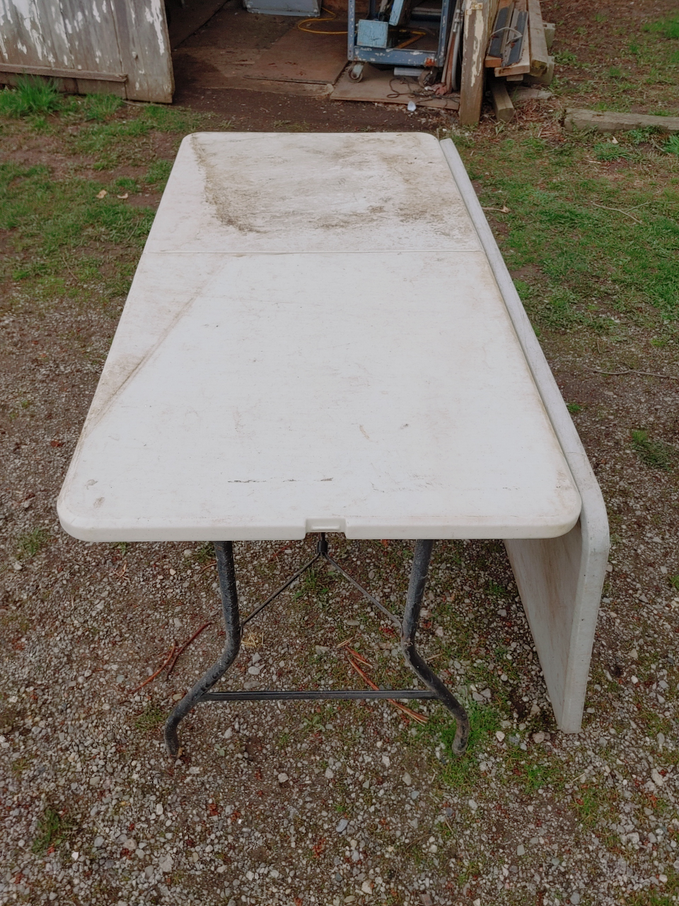 Folding tables